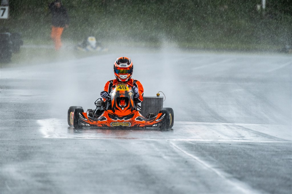 Victor Wolfsohn var mildest talt på arbejde i en regnfuld DM-finale i Ikast - og den nye danmarksmester i KZ2 er selvfølgelig også med i KZ2-feltet i Danish Karting League denne weekend.
(Foto: Danishkartingleague.dk/Niklas Majgaard/Boxengasse.dk)